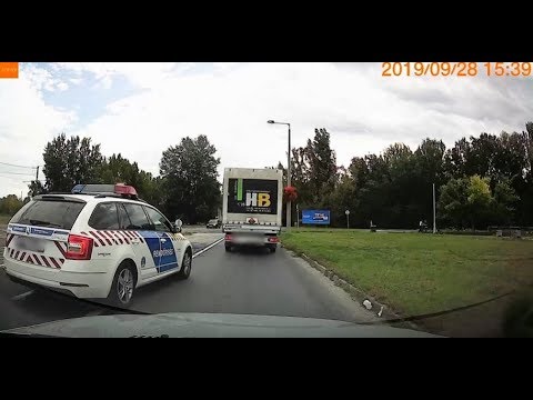 Le mernéd így dudálni a szabálytalankodó rendőrt?