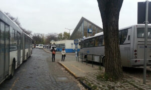 buszallomas_rossz_busz_lany-640x381