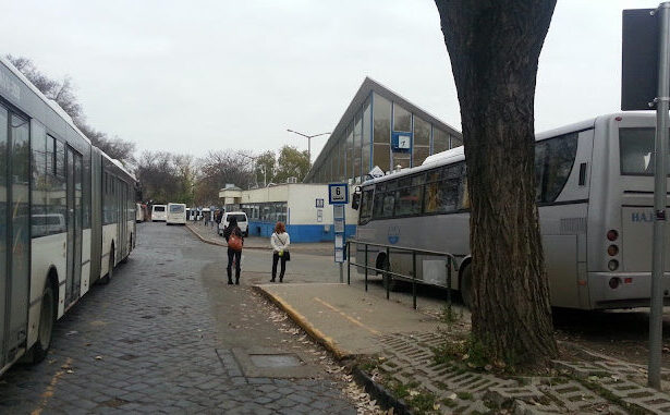 buszallomas_rossz_busz_lany-640x381