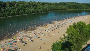 Itt van a a titkos magyar beach, amiről csak a helyiek tudnak pedig reklámozni kéne : homokos “tengerpart” Magyarországon! Strandolás, vizisportok, tökéletes üdülőhely gyerekeknek és felnőtteknek! 1000_1_20220711_121710