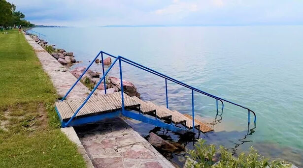 MINDENKI, aki eddig azt hitte, hogy a Balatonba bevezető strandlépcső azért van, hogy ne a köveken kelljen bemásznod a vízbe, az most NAGYON FIGYELJEN: balcsi