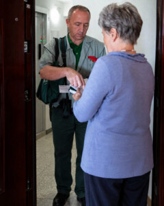 Fontos küldeményt kapnak a készpénzes nyugdíjat választók: novemberben várható a Postától
