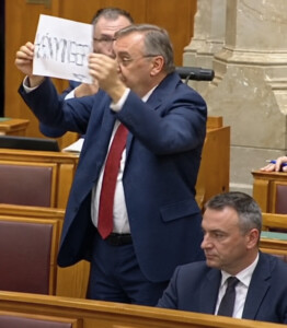 Pócs János feliratot mutatott fel a parlamentben: ez állt a bingópapír másik oldalán