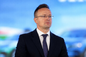 Szijjártó különgépes útjai: nem csak a milliárdos költséget kifogásolja az új vezetés